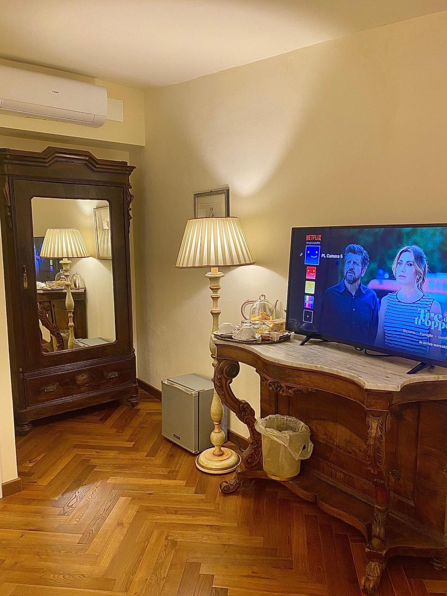 Palazzo Lari Sarzana Hotel Екстериор снимка